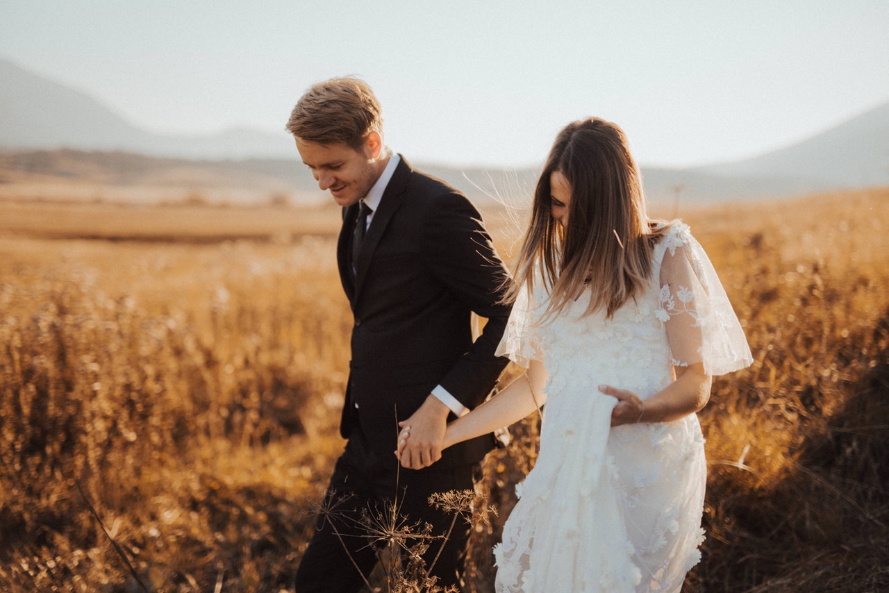 8 Cara Membuat Suami Merasa Bahagia ketika Bersamamu