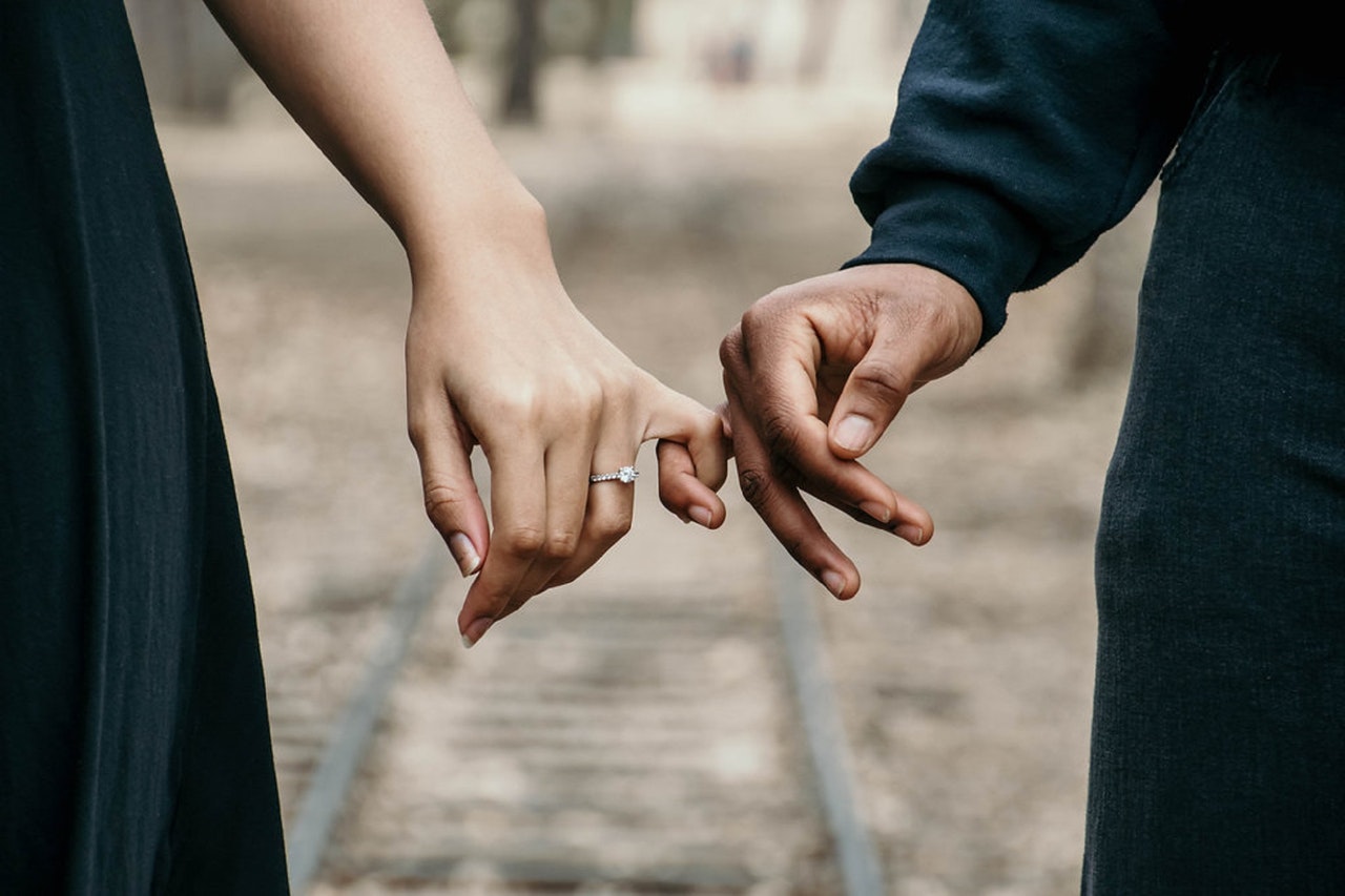 7 Perubahan yang Dirasakan Orang Saat Jatuh Cinta, Menurut Studi